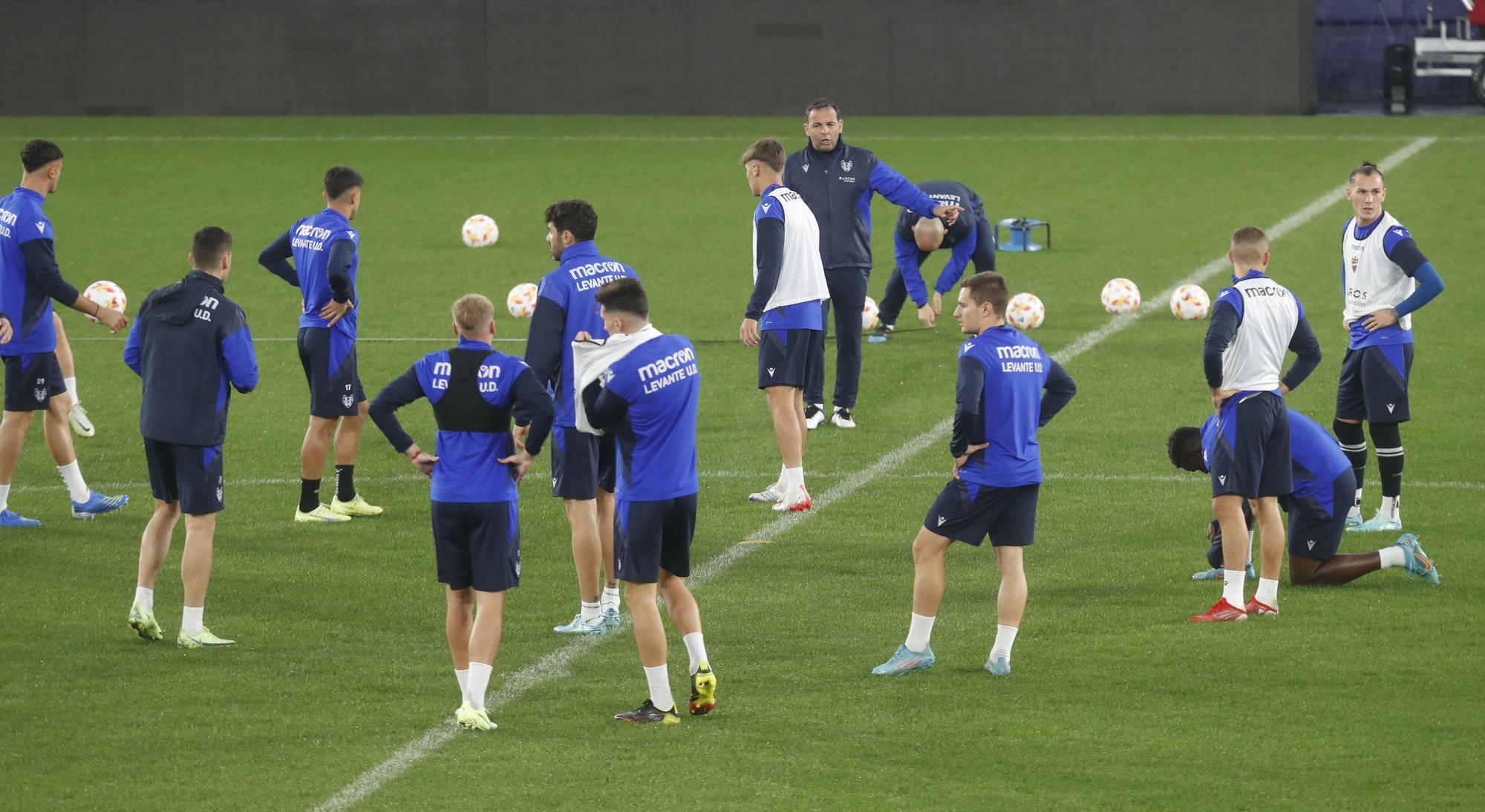 El Levante UD entrena en el Ciutat antes de viajar a Olot