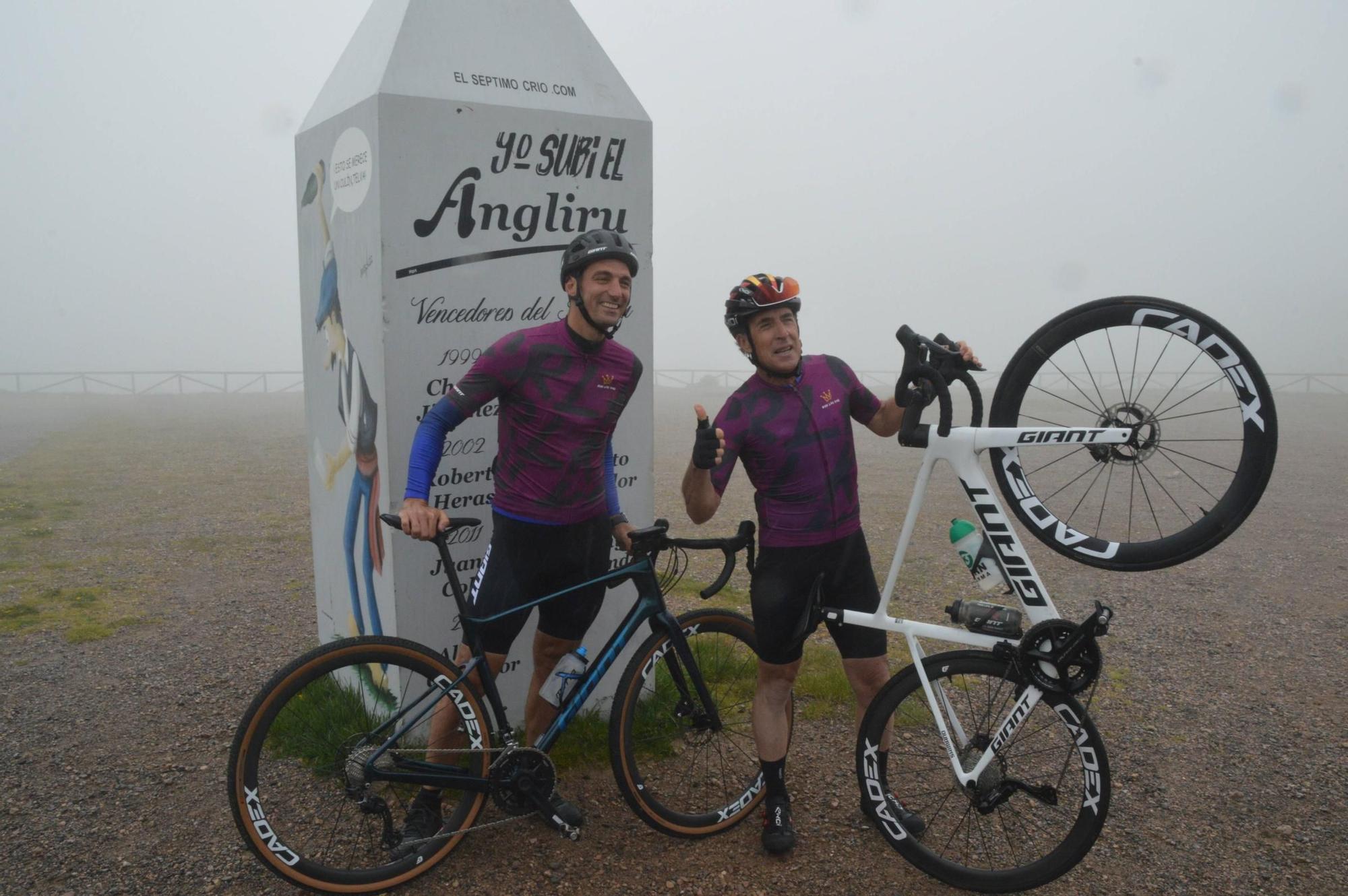 En imágenes: El seleccionador argentino Lionel Scaloni y Pedro Delgado suben al Angliru