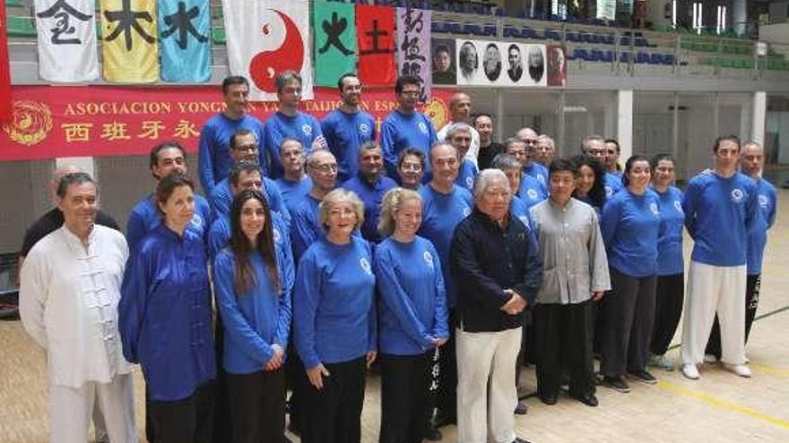 Los asistentes al curso con los maestros Fu, en el campus. // I.Osorio