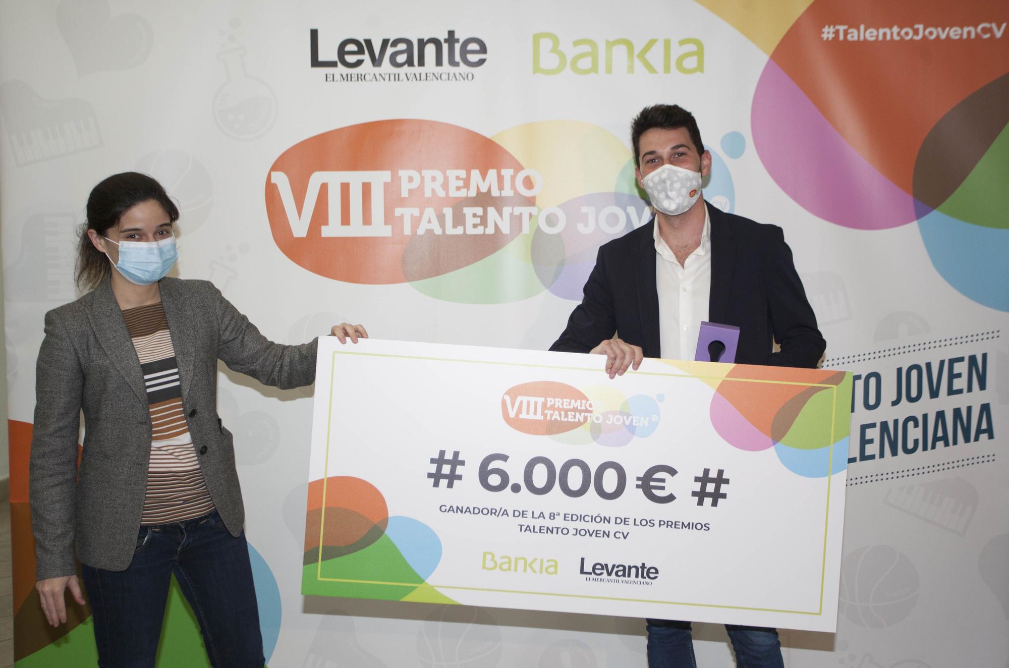 Jose Bonafont recibió su premio y el cheque del premio de manos de Lydia del Canto, directora de Levante-EMV.jpg