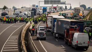 Cientos de agricultores participaron en los cortes de carrtera del pasado 14 de febrero.