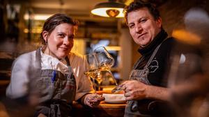 Anna Pla y Nicola Drago brindan en Contracorrent Bistró Gràcia.