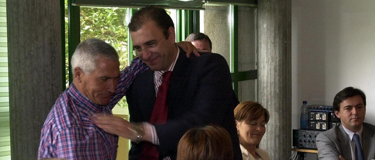 Alfredo Rodríguez abraza a Avelino Fernández tras apoyar su investidura como alcalde en 2003.