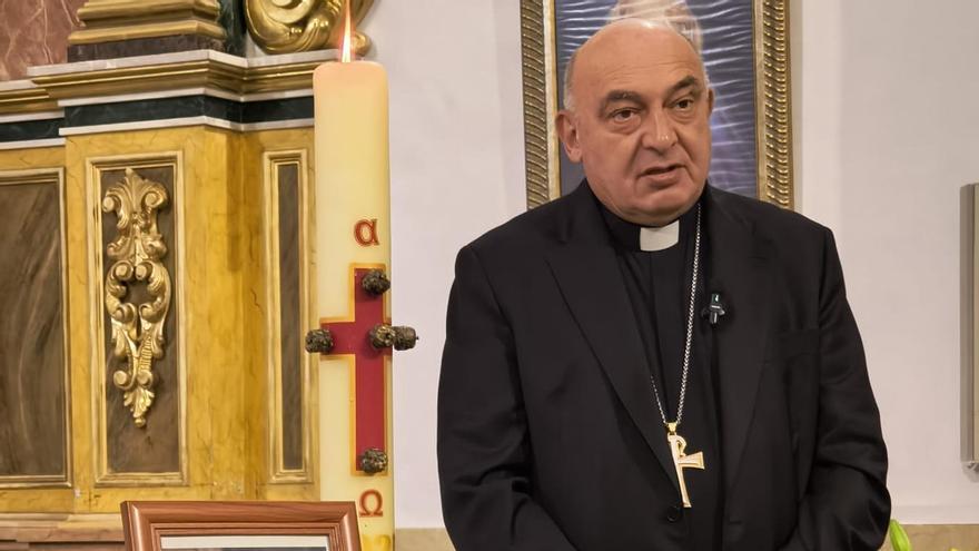 El arzobispo de Valencia, Enrique Benavent, hoy en la iglesia de Quatretonda.