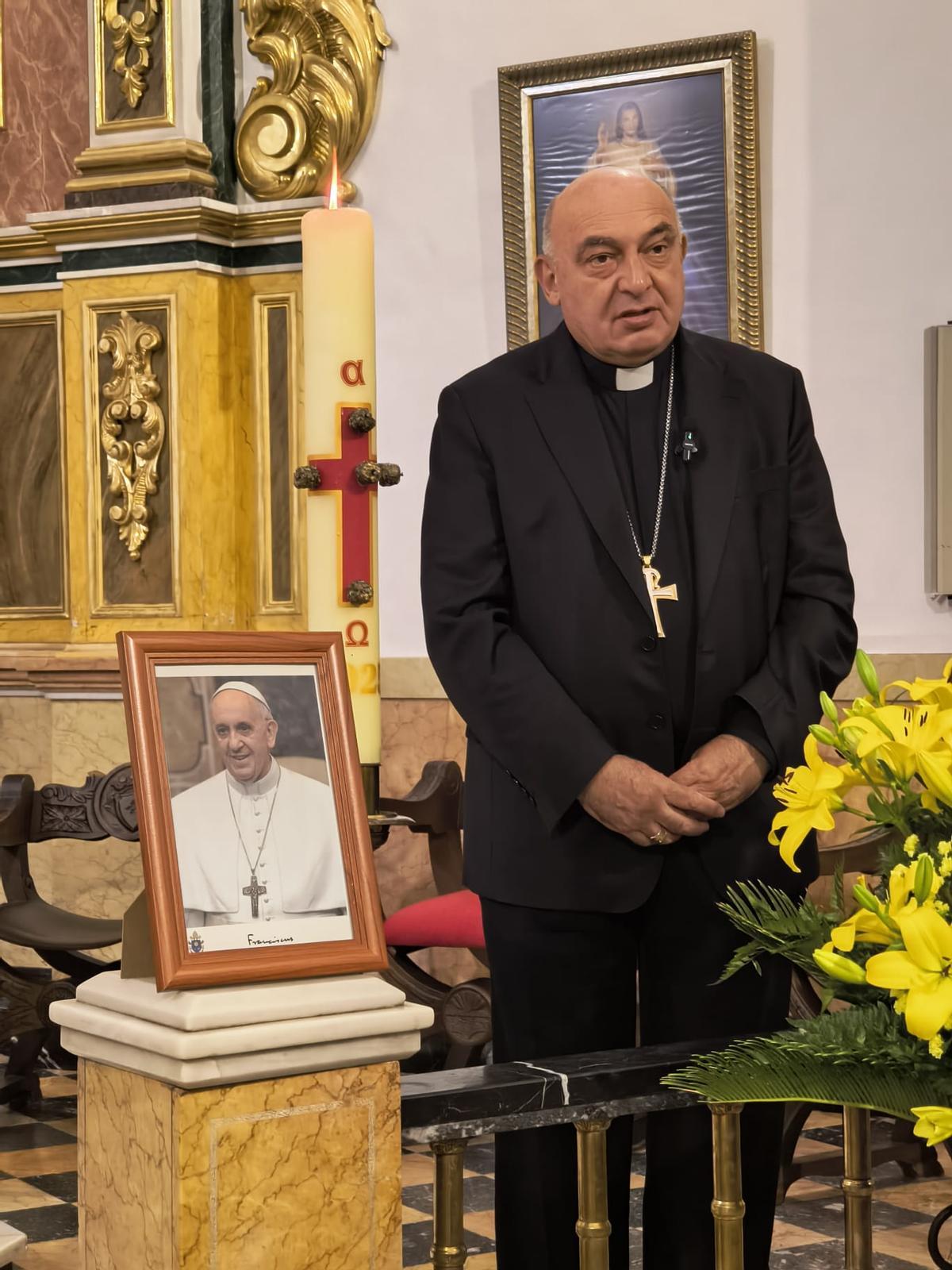 El arzobispo de Valencia, Enrique Benavent, hoy en la iglesia de Quatretonda.