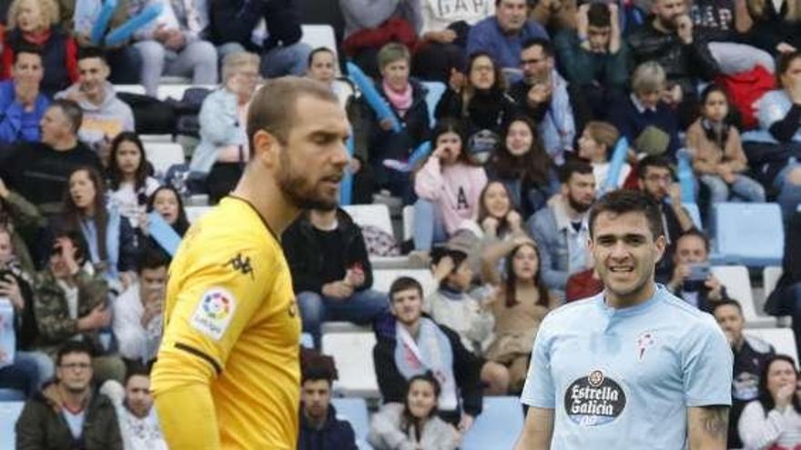 Maxi, ante el bético Pau López, el pasado domingo. // Alba Villar