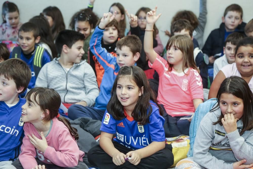 Los jugadores del Oviedo Uwusu y Yeboah visitan a los alumnos del colegio Carmen Ruiz Tilve