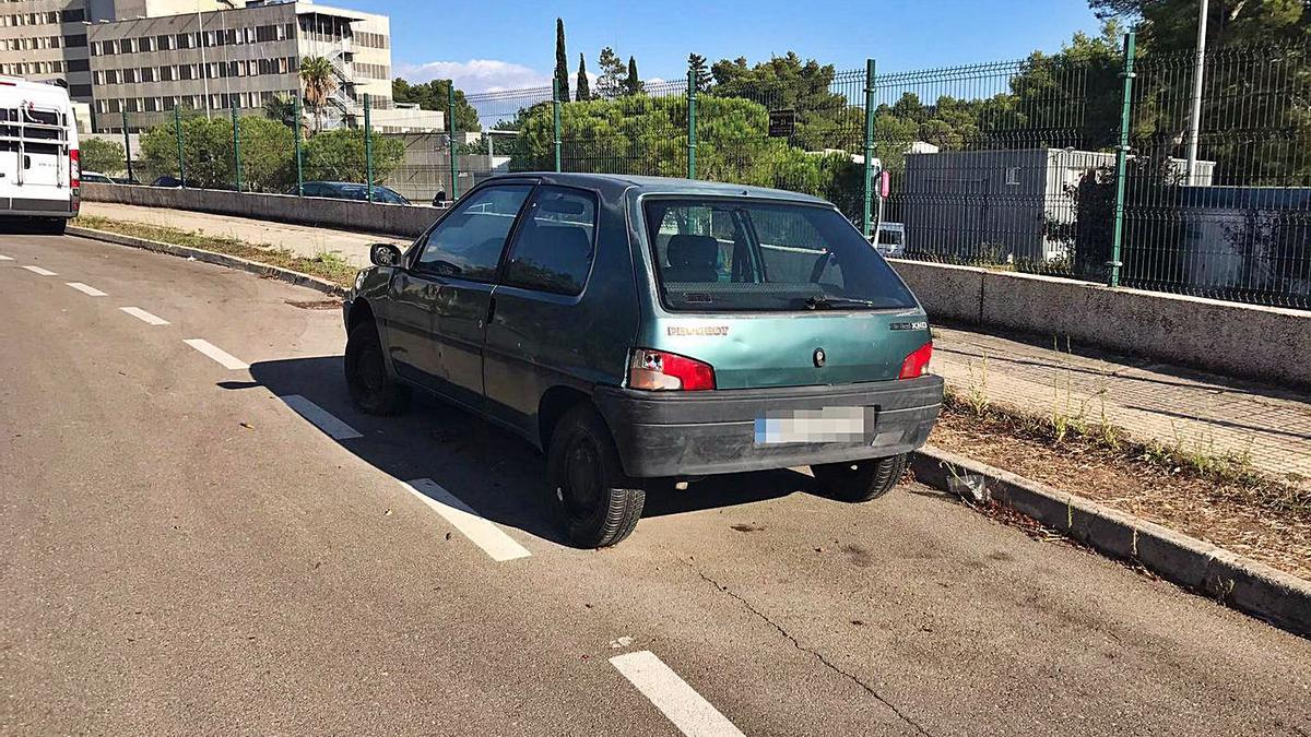 Dos coches en la calle Illes Balears, en sa Teulera, y otro en Cortecera, en El Molinar.