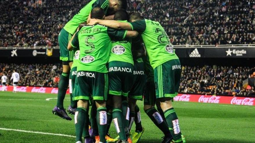 El Celta celebra uno de sus dos goles en Mestalla // LOF