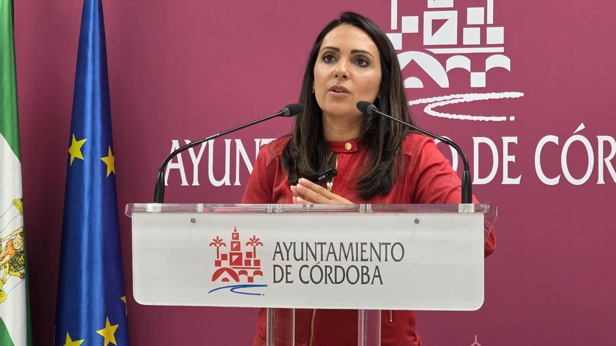 La viceportavoz del PSOE en el Ayuntamiento de Córdoba, Carmen González, durante una rueda de prensa.