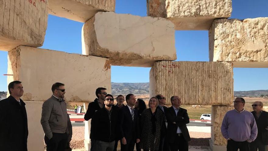 La consellera y el alcalde de Pinoso en el interior de la nueva glorieta Coliseum Crema Marfil del Vinalopó