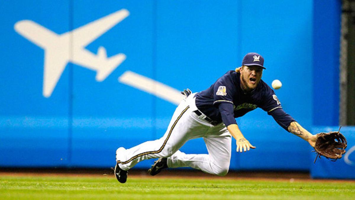El jugador dels Milwaukee Brewers Corey Hart es llança darrere la bola durant el partit de beisbol contra els Houston Astros.