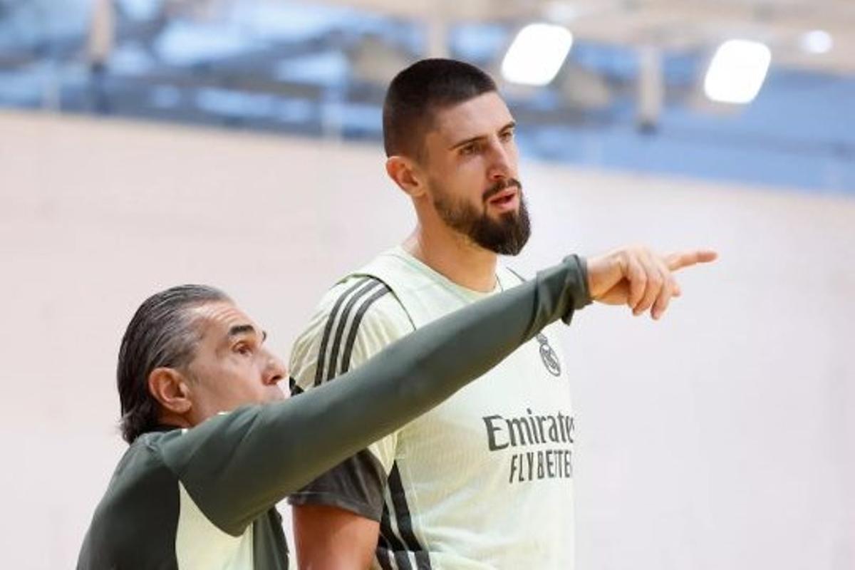 Scariolo le daba indicaciones en el entrenamiento de este martes
