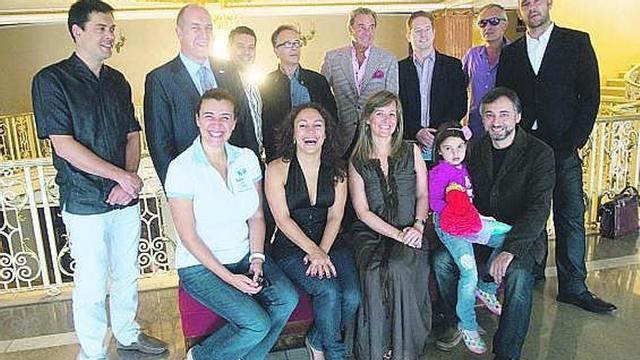 Por la izquierda, de pie, José Ángel Hevia, José Suárez, David Menéndez, Arturo Castro, Arturo Fernández, Ramón Tebar, Luis Antonio Suárez y Juan Jesús Rodríguez. En el banco, Amparo Navarro, Beatriz Díaz, Ana Nebot y Alejandro Roy con su hija.
