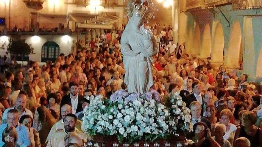 Numerosos vecinos arropan a la Virgen de la Victoria en su bajada