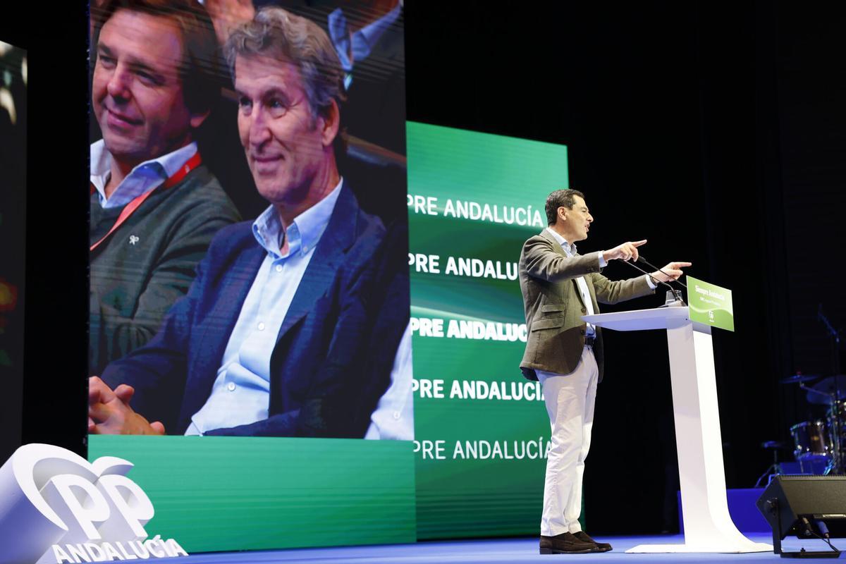 Moreno, durante su intervención en el XVII Congreso del PP de Andalucía, con Feijóo en la pantalla