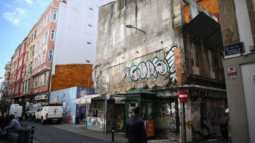 El edificio que adquiere el Concello en Marqués de Pontejos y, a la izquierda, el solar municipal.