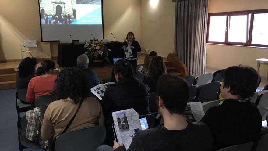 Carmen Rodríguez explica las visitas a los asistentes a las jornadas.