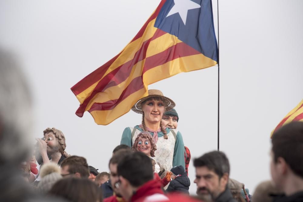 Lledoners s'omple de gegants i gegantons en una trobada inèdita