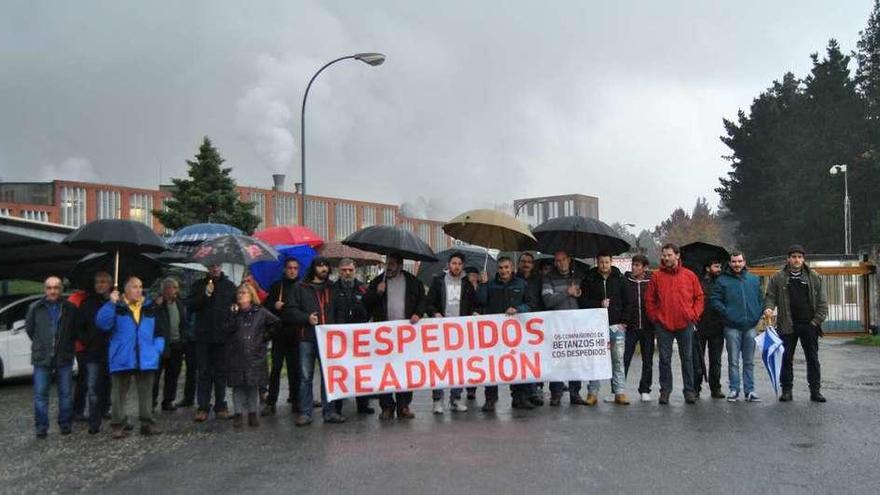Manifestación en 2015 frente a la fábrica por despido de trabajadores.
