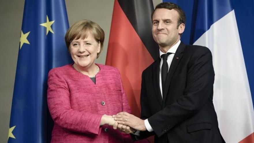 Macron visita a Merkel en Berlín en su primer viaje oficial