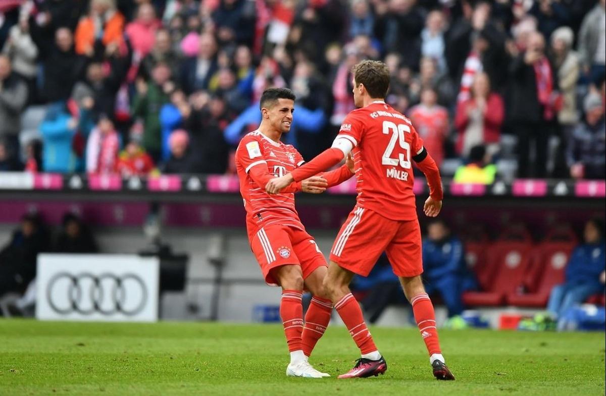 João Cancelo celebrando un gol con Thomas Müller