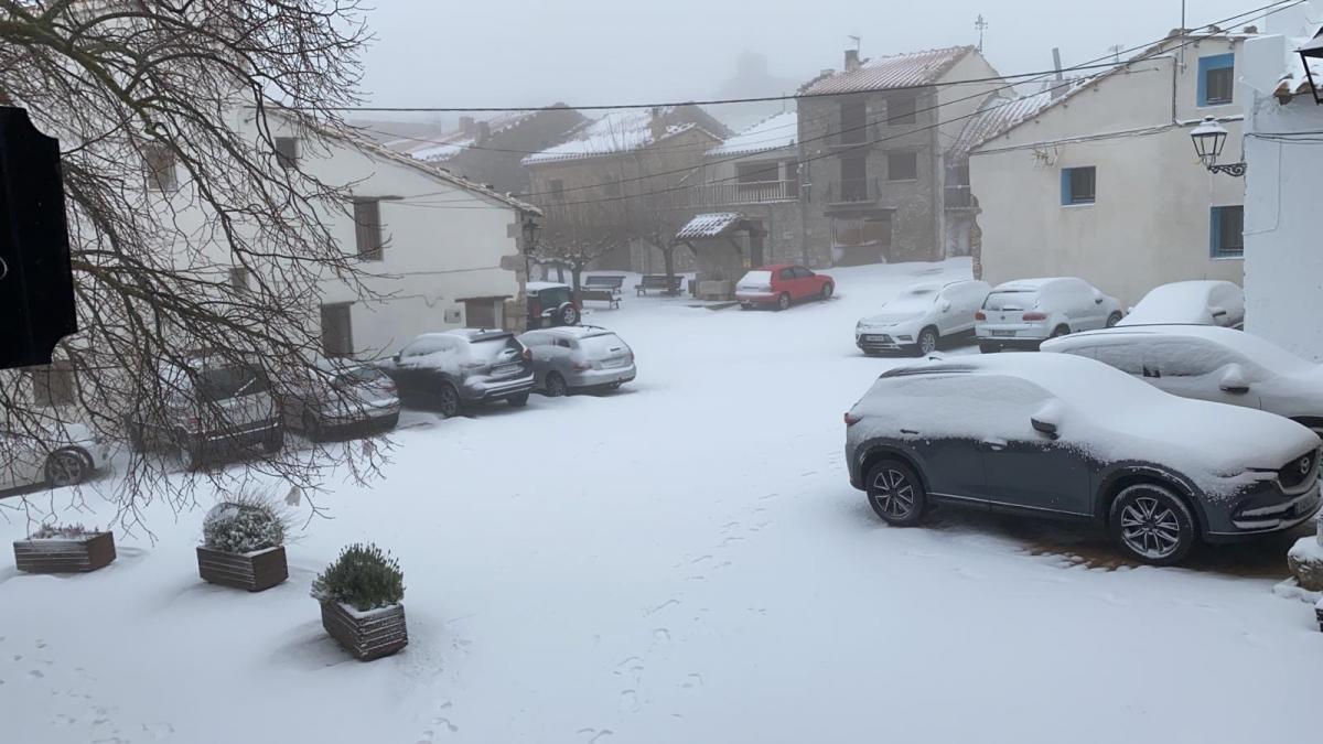 El Año Nuevo llega con nieve y los termómetros bajo cero en el interior de Castellón