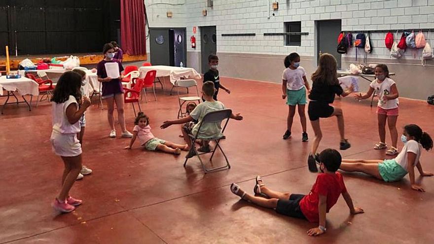 Los jóvenes disfrutan de las actividades de la escuela de verano de Cosuenda. | SERVICIO ESPECIAL