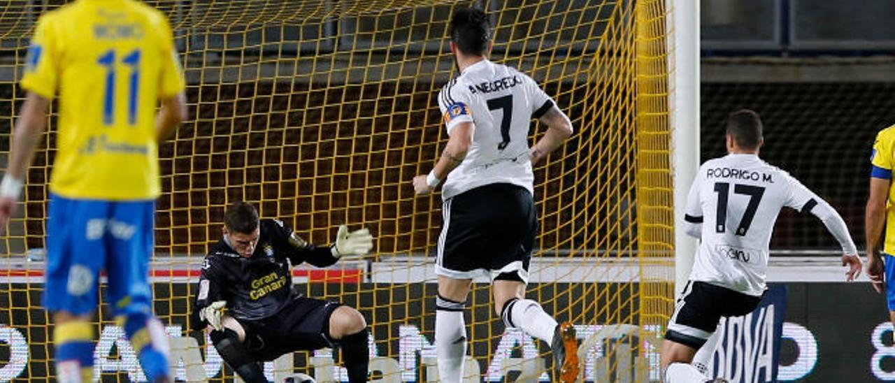 Rodrigo culmina la contra que le valió al Valencia el gol para pasar a las semifinales de la Copa del Rey.