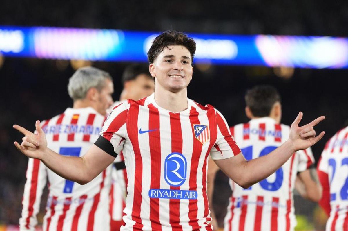 Julián Álvarez celebra su gol de tiro libre con el que abrió el marcador en el partido ante el Barça