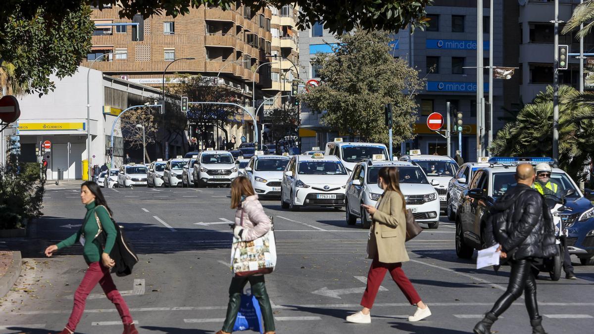 Caravanas de taxis en Alicante en una protesta por la actualización de las tarifas