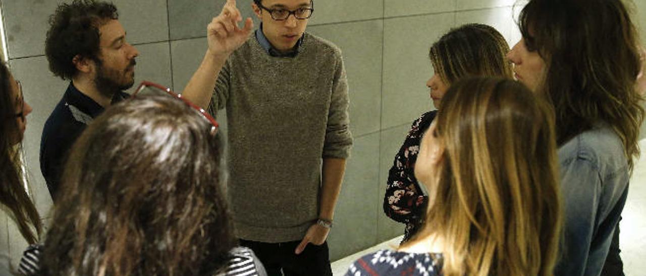 Íñigo Errejón (en el centro) charla con periodistas en el  Congreso .