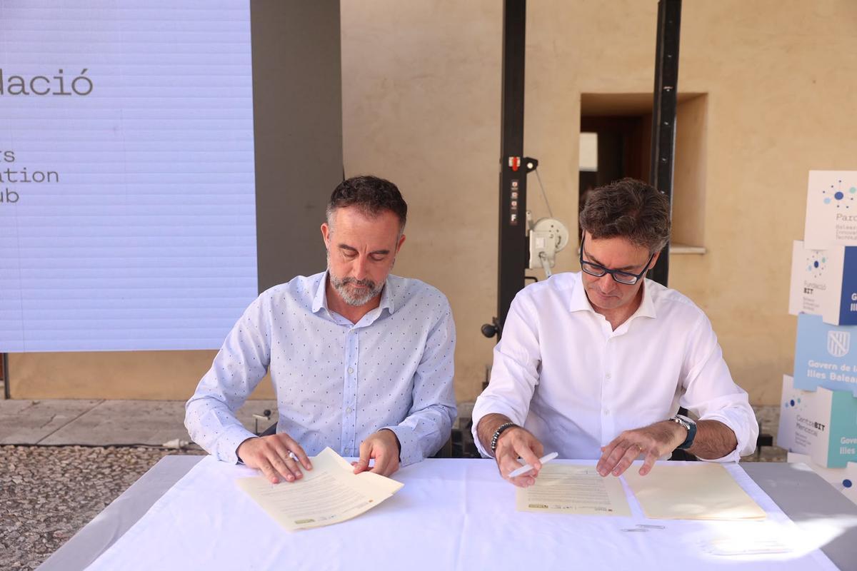 Jose Luis Mateo y Antoni Costa firmando el acuerdo
