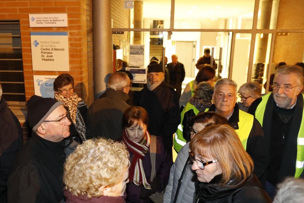 Protesta veïnal contra el tancament del CAP de Taialà en caps de setmana