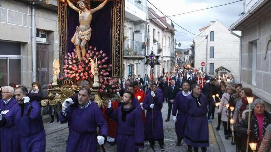 Paso de la procesión por el casco antiguo de Redondela. // Alba Villar