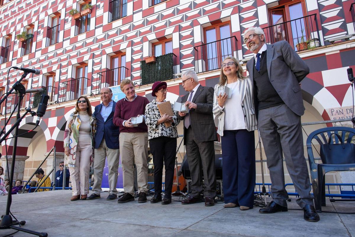 El alcalde, el rector de la Uex, la presidenta de Aumex, el rector de la Uex, la directora general de Universidades y el director de la Universidad de Mayores.