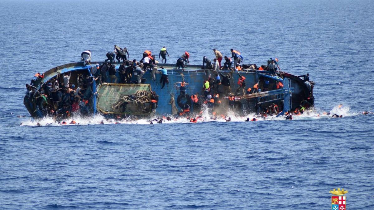 Dramática secuencia de como vuelca un barco lleno de inmigrantes en el Mediterráneo