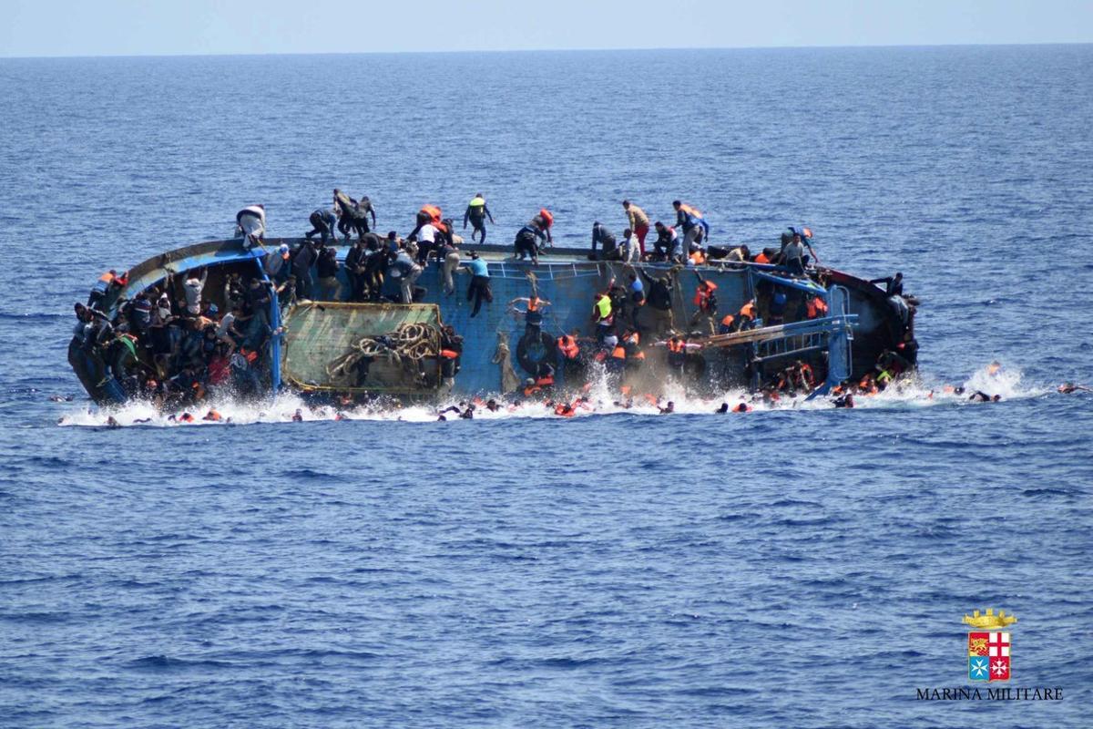 Dramática secuencia de como vuelca un barco lleno de inmigrantes en el Mediterráneo