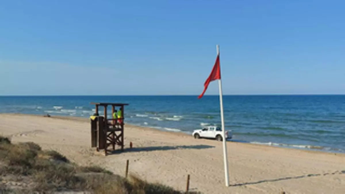 Prohíben el baño en la playa del Dosel de Cullera por la presencia de bacterias