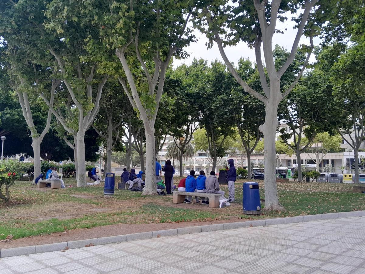 Migrantes llegados en patera en los alrededores de la estación marítima de Palma.