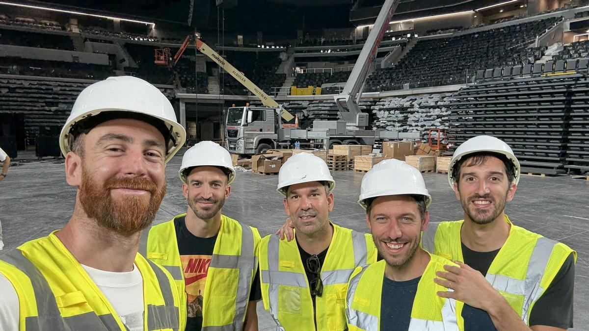Víctor Claver, Pau Ribas, Rafa Martínez, Sam Van Rossom y Guillem Vives visitan las obras del Roig Arena
