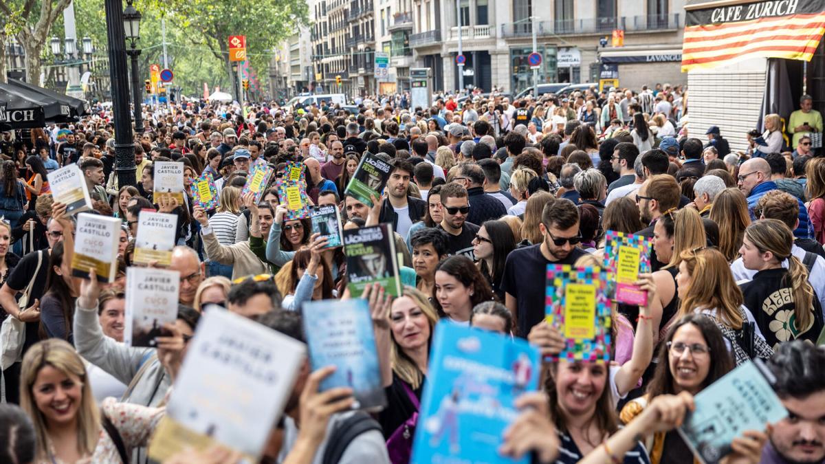 Ambiente Sant Jordi y firma de libros, en una imagen de archivo.