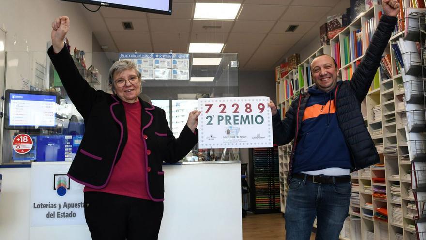 Adela Vence celebra el segundo premio junto a un familiar en la librería Avenida. |   // GUSTAVO SANTOS