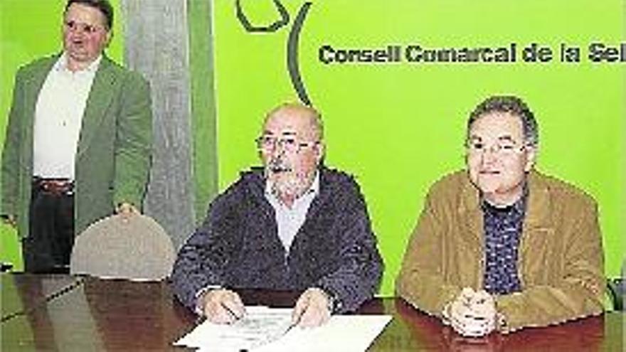 El president del Consell i el mossèn Narcís Ponsatí de Càritas.