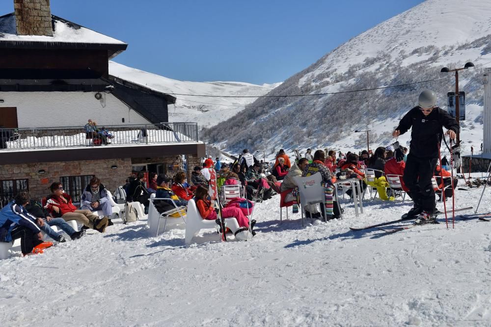 Esquiadores en la estación Valgrande Pajares