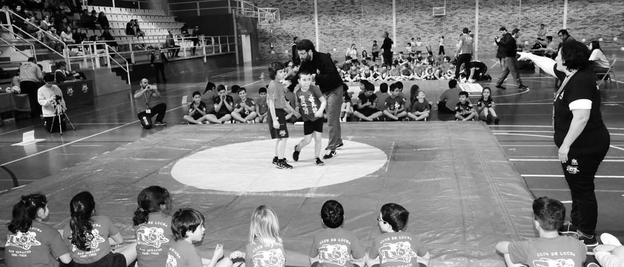 Varios momentos de la competición que sirvió a los responsables de la Federación Gallega de Lucha para promocionar esta modalidad deportiva. E. A.