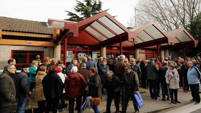 Una movilización vecinal ante el centro de salud de Nuevo Gijón-Perchera-La Braña.