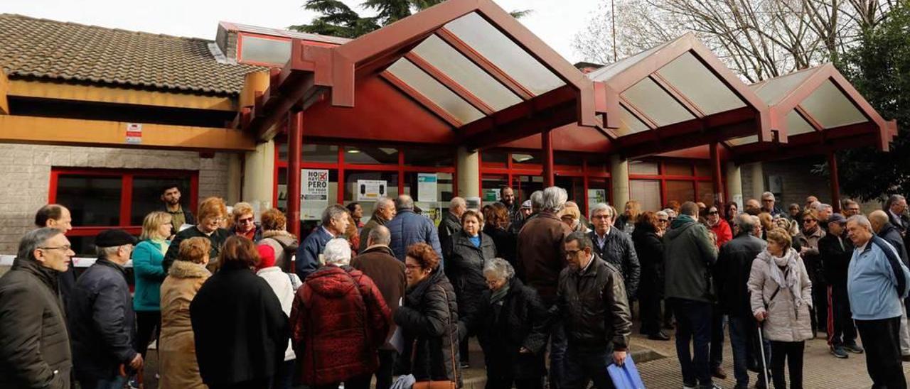 Una movilización vecinal ante el centro de salud de Nuevo Gijón-Perchera-La Braña.