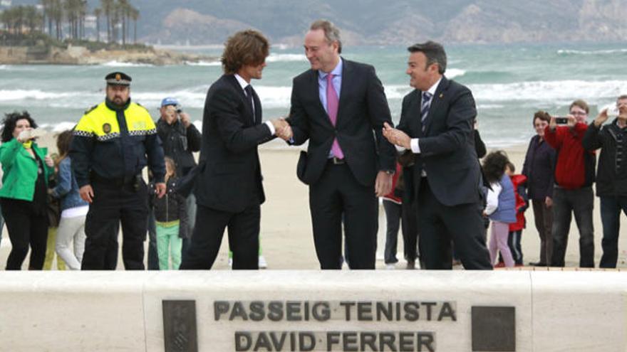 Alberto Fabra (c), estrecha la mano a Ferrer.