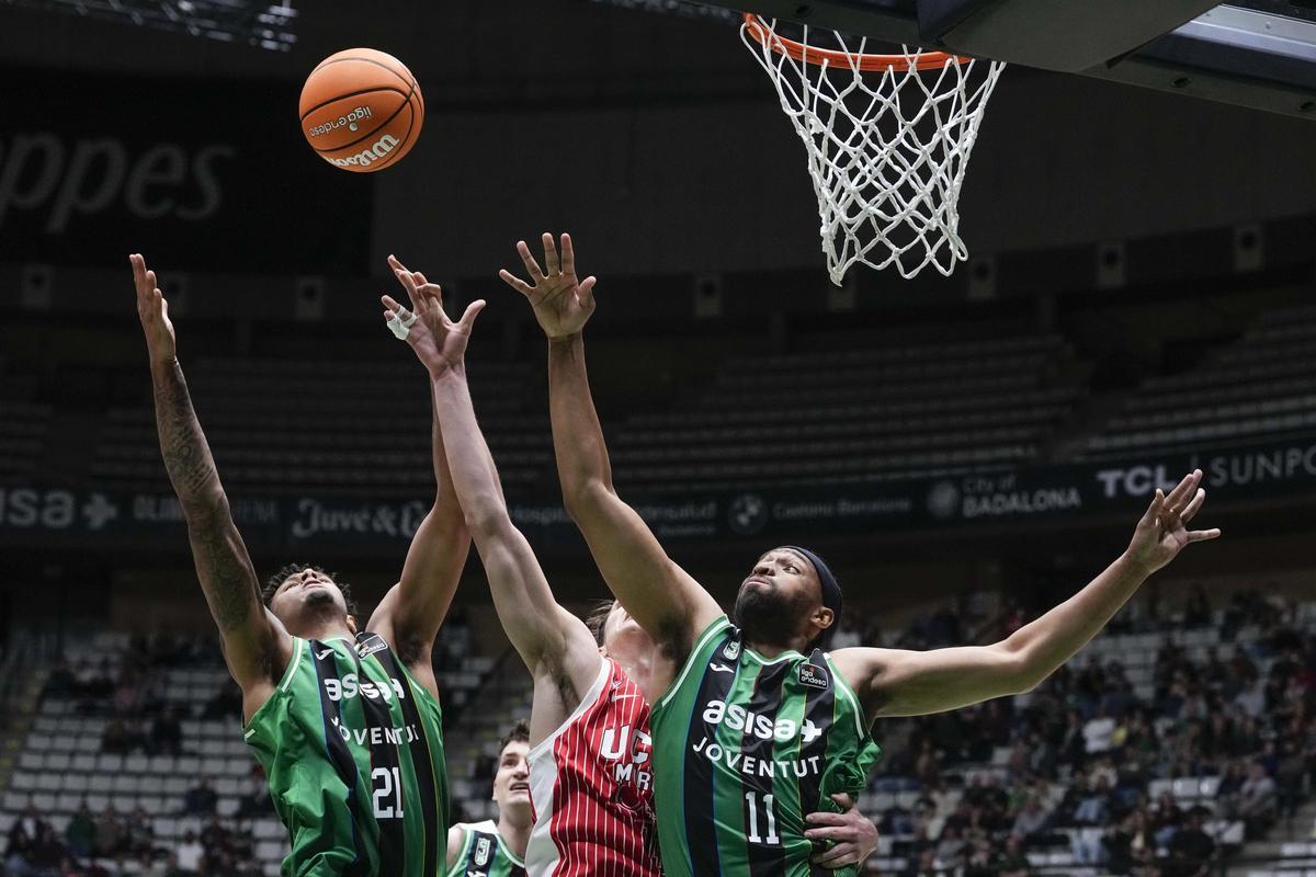 Allen y Parker, del Joventut, pugnan por un rebote en el duelo contra el UCAM Murcia.